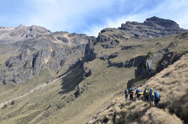 Paisatge de muntanya amb grup de nois i noies excursionistes